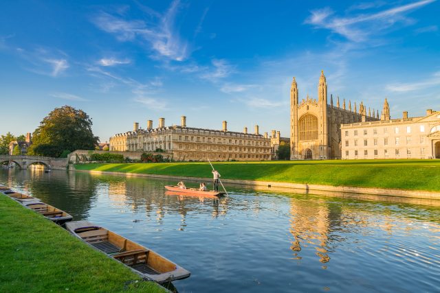 Punting cambridge-A Serene Adventure on the Water